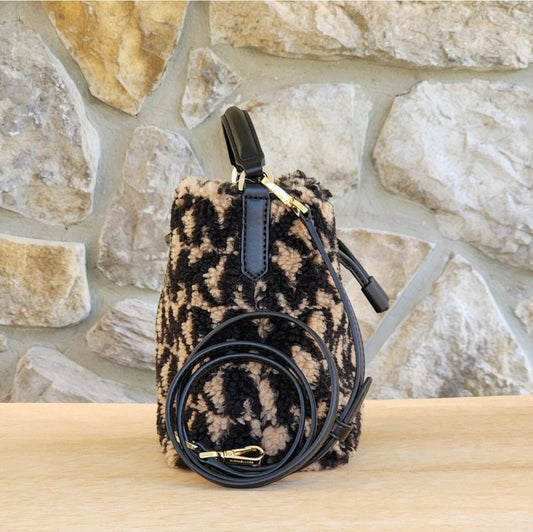 Michael Kors Suri Bucket Logo SM Crossbody