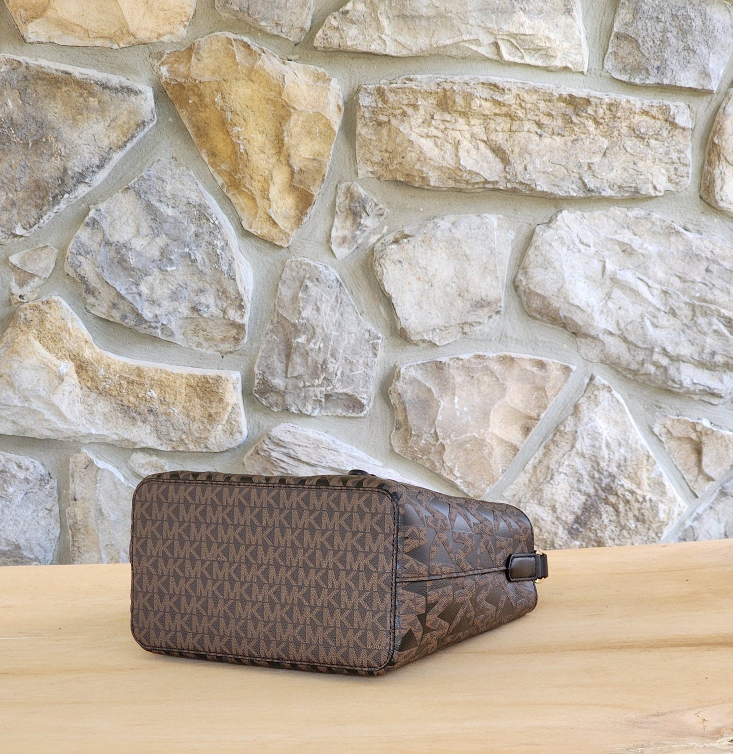 Michael Kors Suri Logo MD Bucket Crossbody